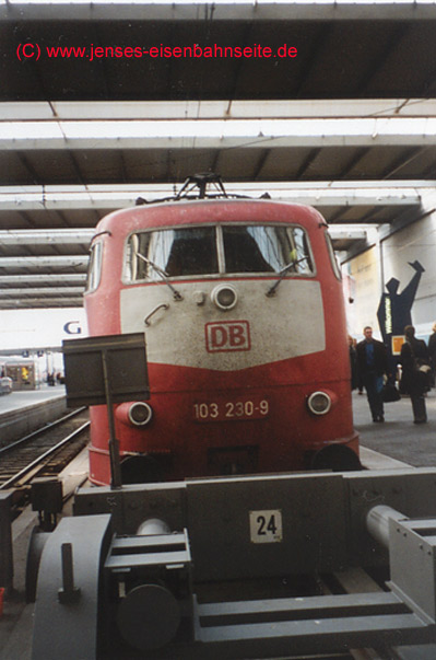 BR 103 im Münchener Hbf
