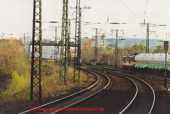 BR 372 mit Zementzug im Knoten Dresden